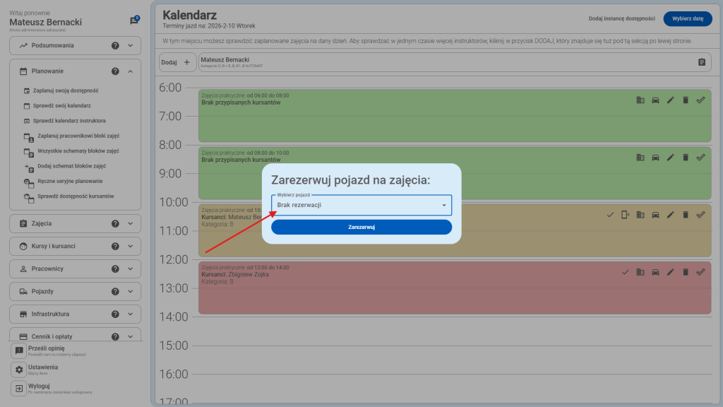 Po otworzeniu okna można wybrać pojazd, który ma zostać zarezerwowany na dane zajęcia.