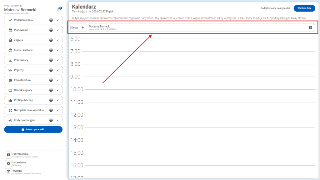Na górze kalendarza znajduje się pasek z listą pracowników, których kalendarz dnia podglądamy