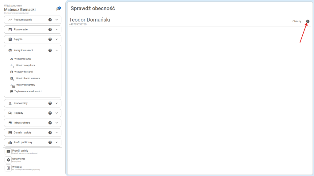 Obok fajki do sprawdzania obecności jest ikonka, która pozwala sprawdzić dane kursanta. Jest to przycisk z ikonką "i".
